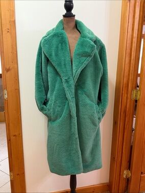 Muubaa Emerald Faux Fur Coat. Size 6. Runs Big. Very luxurious Fur NWOT